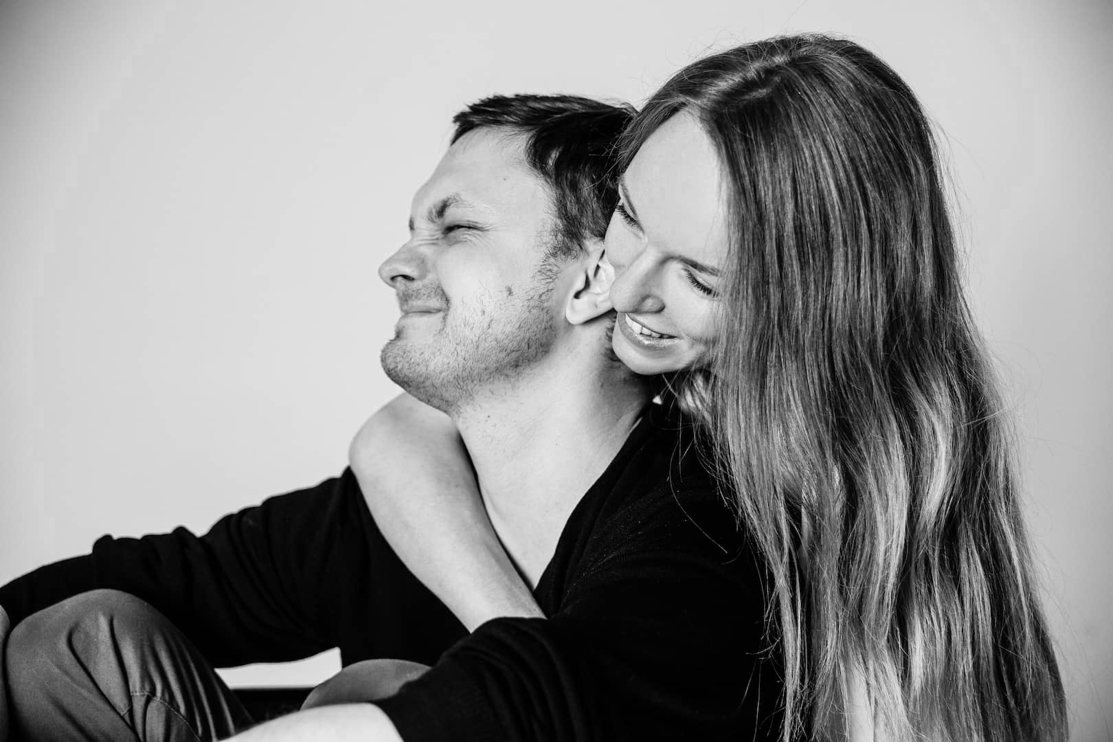 Тут мы улыбаемся, но это было не всегда. Больше 10 лет мы упорно работали над нашими отношениями, применяя разные методики. Нам есть чем поделиться.